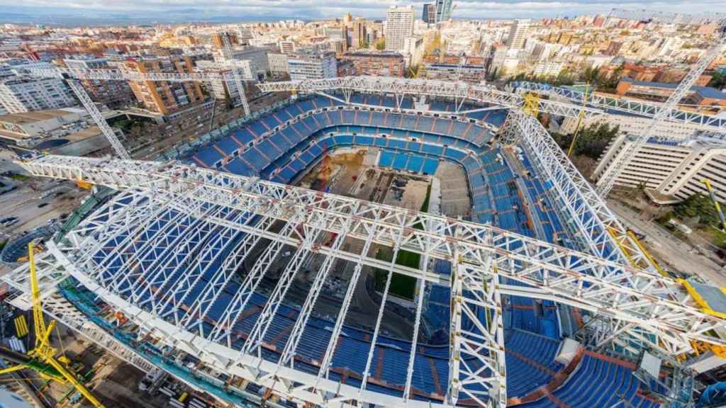La cubierta del Santiago Bernabéu, en plena construcción