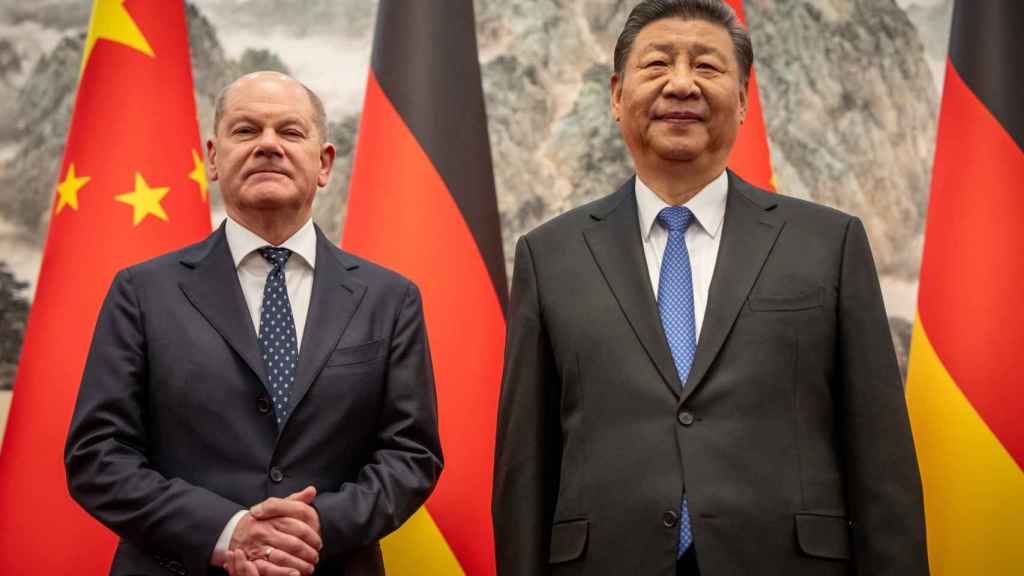 El presidente chino, Xi Jinping (d), con el canciller alemán, Olaf Scholz