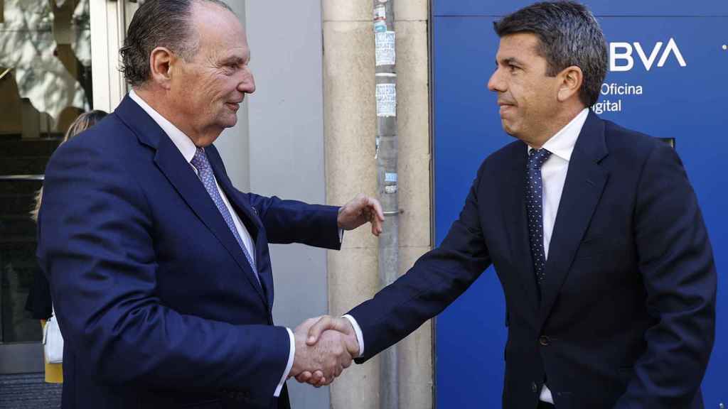 El presidente de la Generalitat, Carlos Mazón (derecha), saluda al presidente de la Cámara de Comercio de Valencia, Vicente Morata (izquierda)