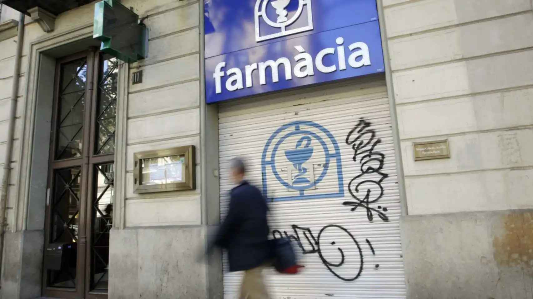Un ciudadano, ante una farmacia cerrada en Barcelona
