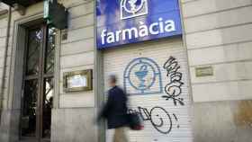 Un ciudadano, ante una farmacia cerrada en Barcelona