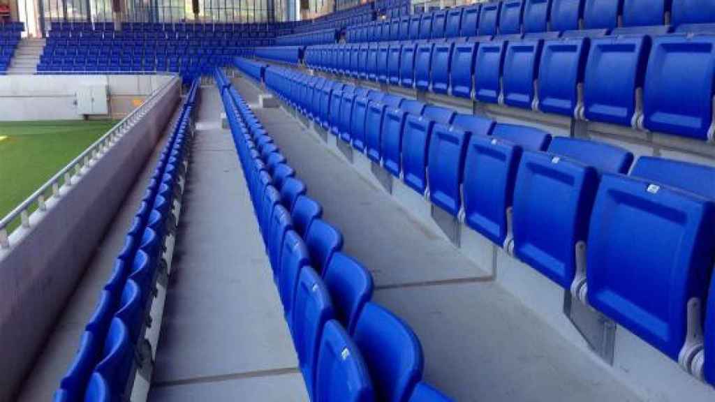 Los asientos del estadi Johan Cruyff, obra de EHEIM Möbel