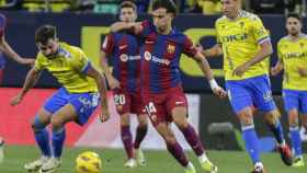 Joao Félix conduce el balón en el Cádiz-Barça