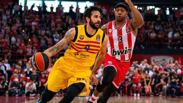 Ricky Rubio comanda una jugada del Barça de basket contra el Olympiakos