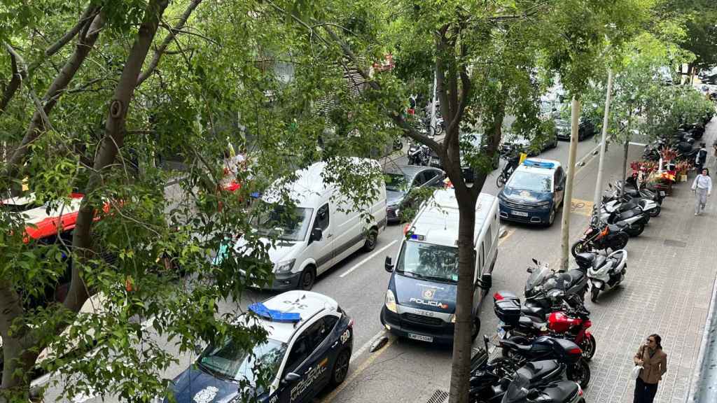 Furgón de la Policía Nacional frente al Consulado de Colombia