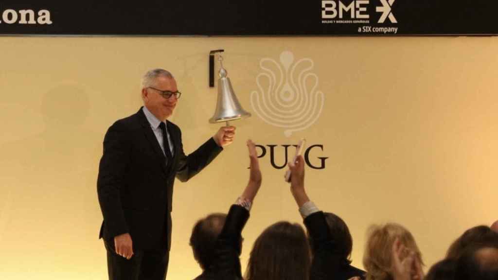 Marc Puig toca la campana durante la ceremonia de salida a Bolsa de la compañía catalana