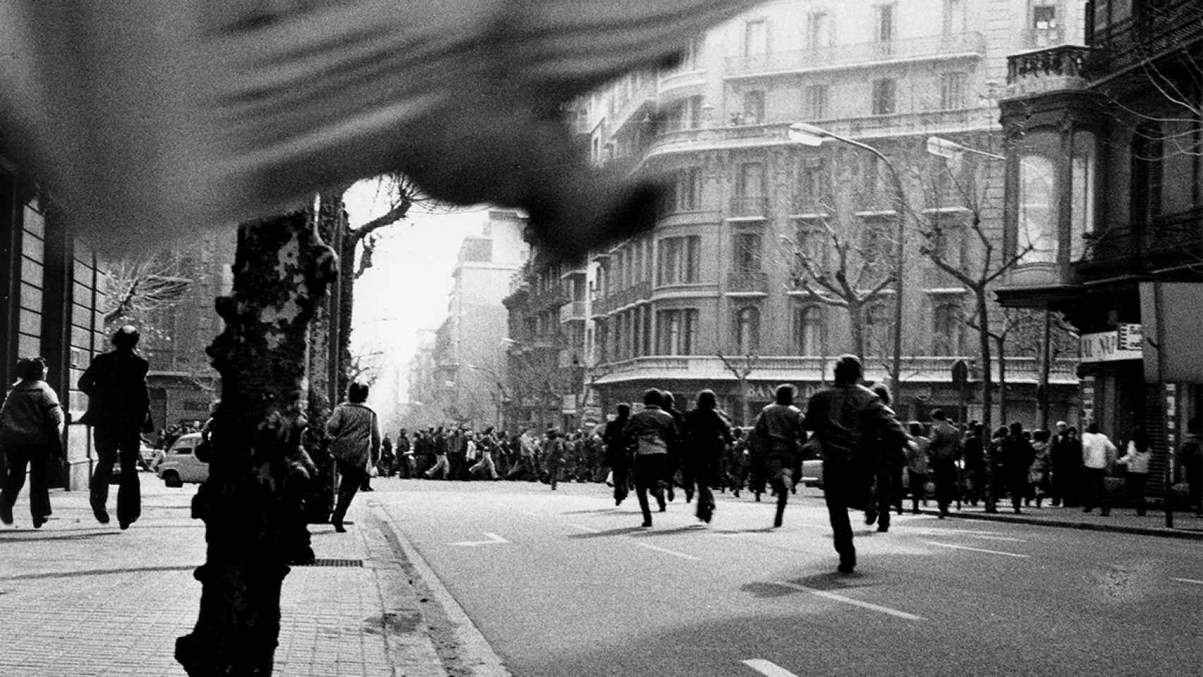 Personas huyendo de un cordón judicial, 1976