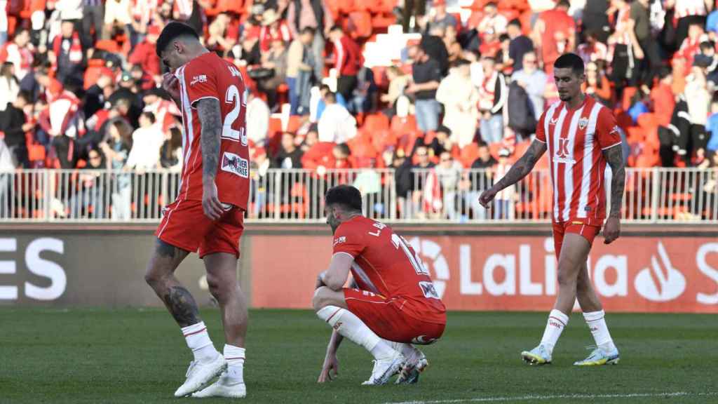 Los jugadores del Almería lamentan una derrota