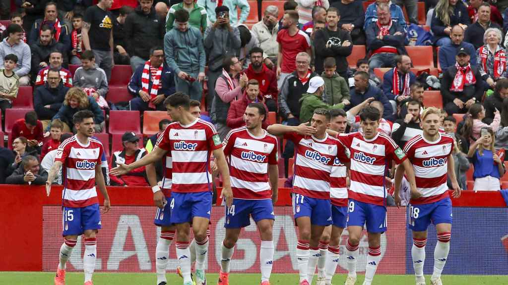 Los jugadores del Granada celebran un gol contra el Osasuna