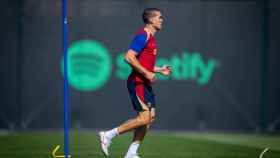 Oriol Romeu, en un entrenamiento con el Barça