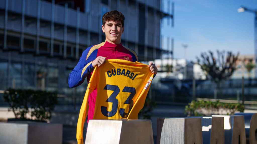 Pau Cubarsí, la joya del Barça, posando frente al edificiode la Masía