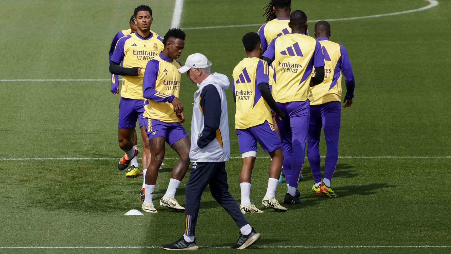 Carlo Ancelotti, junto a los futbolistas, en uno de los entrenamientos del Real Madrid