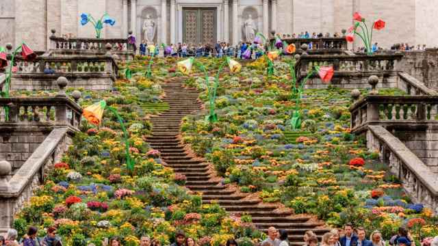 Escalinata de la Catedral de Girona llena de flores