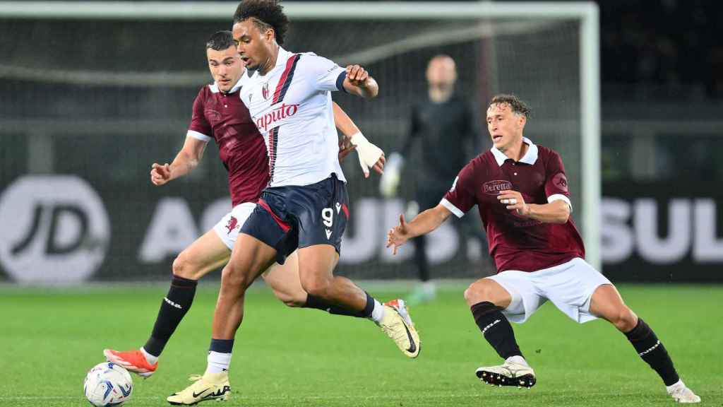 Joshua Zirkzee supera a dos jugadores del Torino