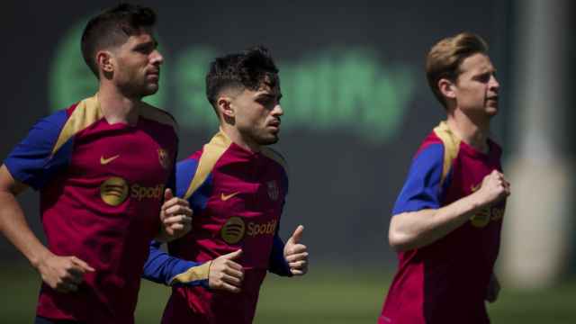 Sergi Roberto, Pedri y Frenkie de Jong, en un entrenamiento del Barça