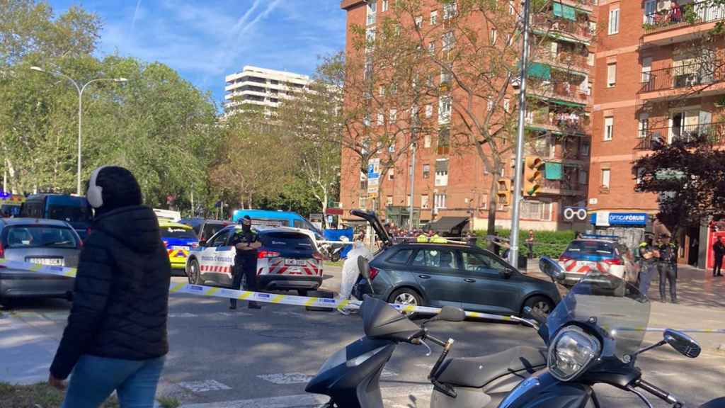 La policía científica de los Mossos d'Esquadra, actuando en el escenario del tiroteo del Fòrum