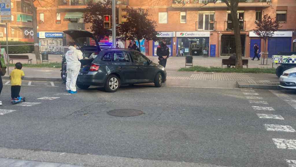 La policía científica de los Mossos d'Esquadra trabaja en el escenario del tiroteo en la zona del Fòrum de Barcelona