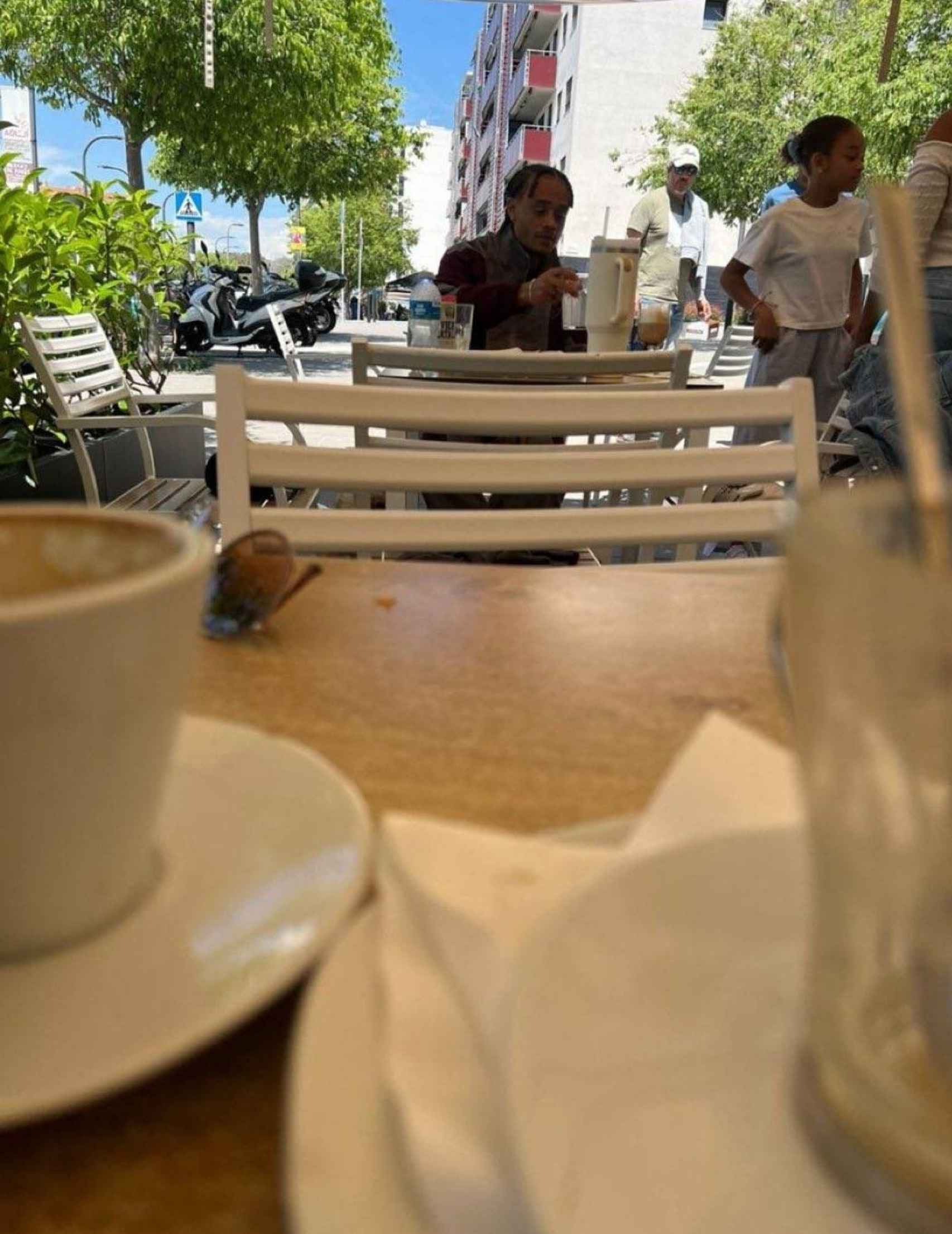 Xavi Simons, cazado en un café de Barcelona