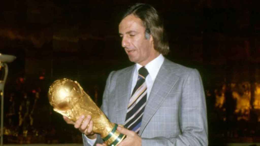 César Luis Menotti, con la Copa del Mundo de 1978