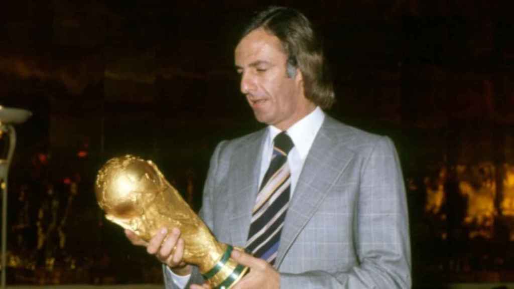 César Luis Menotti, con la Copa del Mundo de 1978