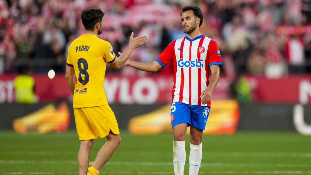 Éric García saluda a Pedri tras el derbi Girona-Barça