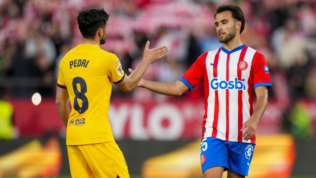 Éric García saluda a Pedri tras el derbi Girona-Barça