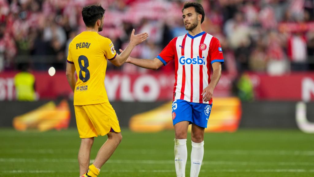 Éric García saluda a Pedri tras el derbi Girona-Barça