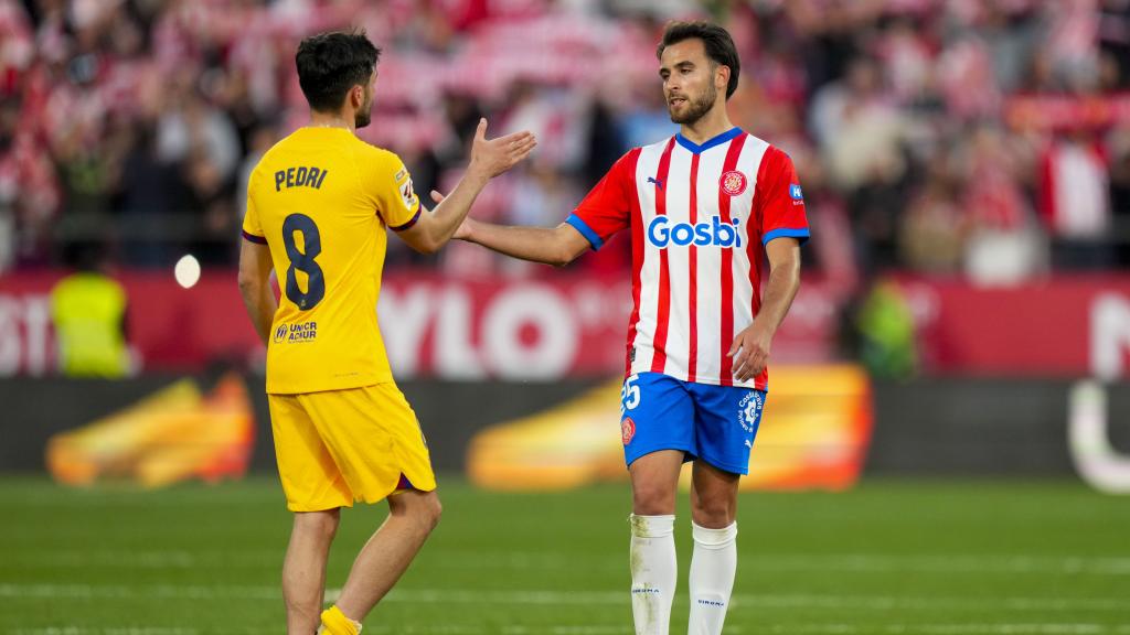 Éric García saluda a Pedri tras el derbi Girona-Barça