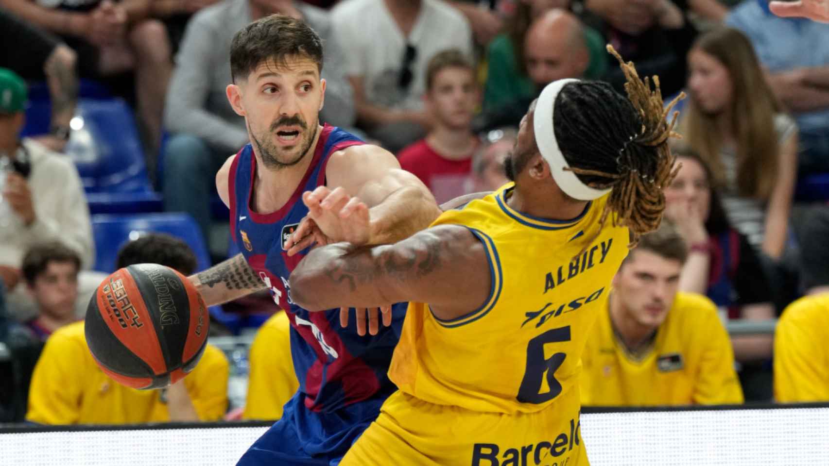 Nico Laprovittola, defendido por Andrew Albicy en el Barça de basket-Gran Canaria