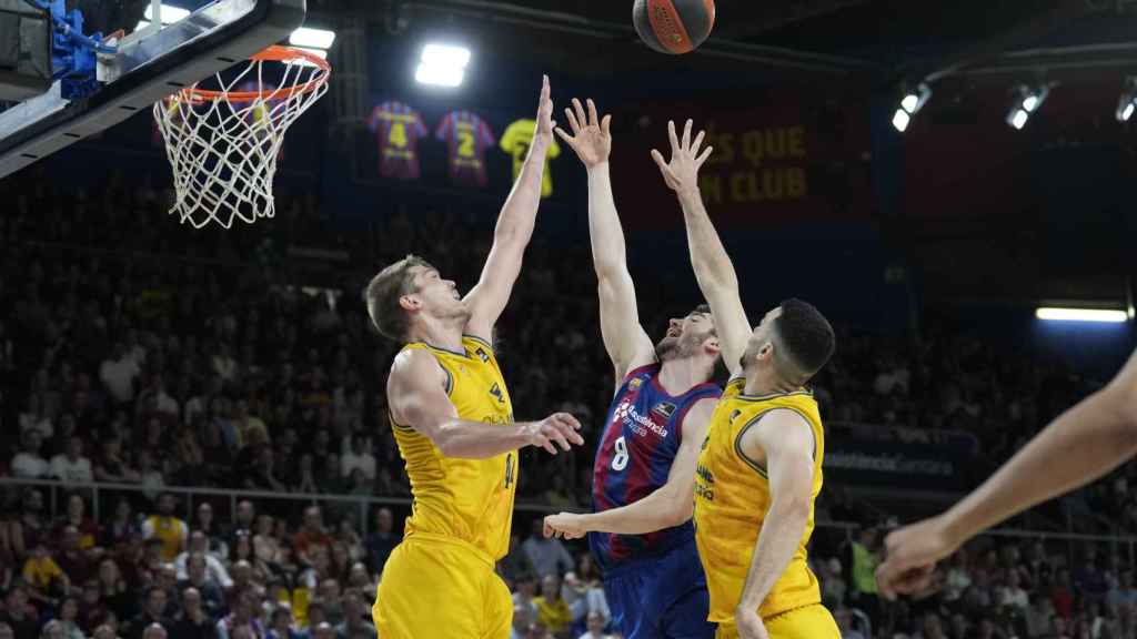 Darío Brizuela salta a por un balón en el Barça de basket-Gran Canaria