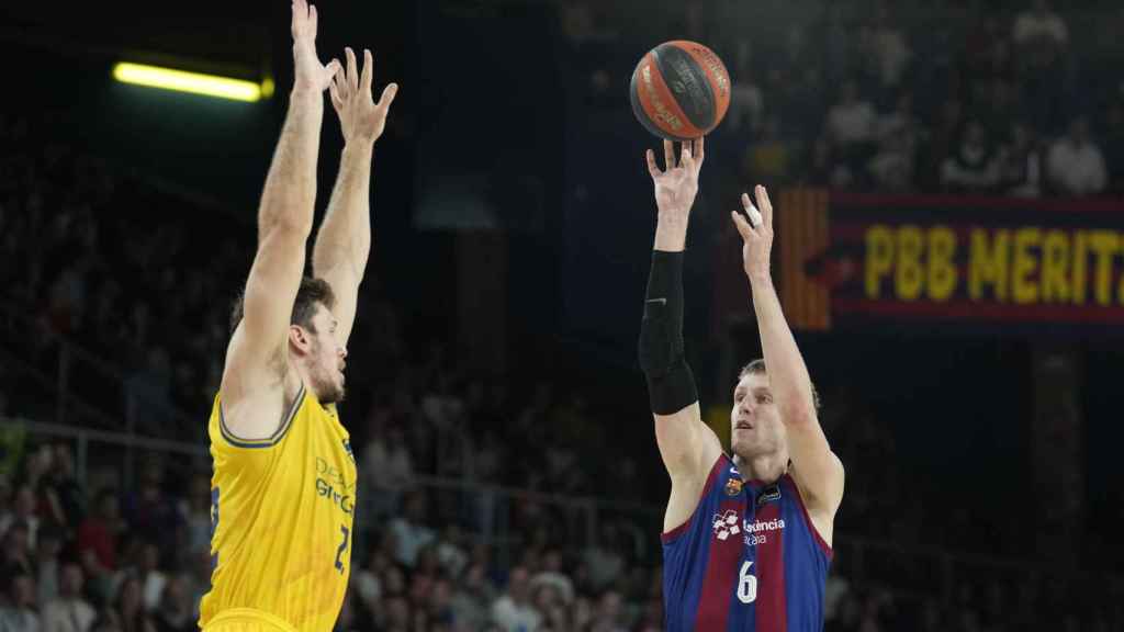 Jan Vesely lanza a canasta en el Barça de basket-Gran Canaria