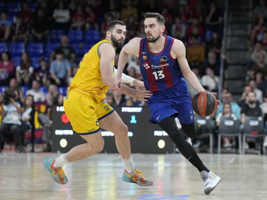 Tomas Satoransky corre con el balón botado en el Barça de basket-Gran Canaria
