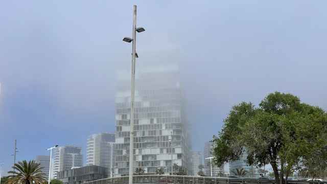La niebla se come los edificios del frente marítimo de Barcelona