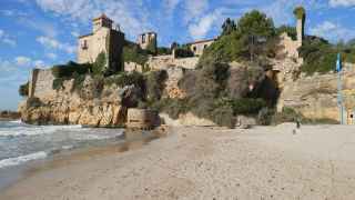 Así es una de las playas más espectaculares de Cataluña: resplandece bajo los pies de un castillo medieval