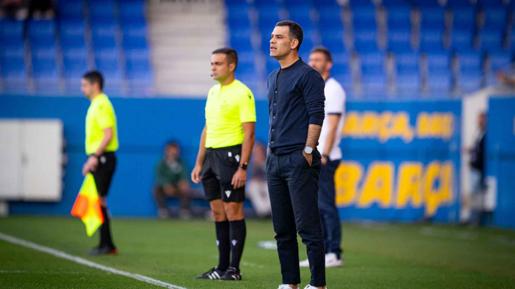 Rafa Márquez dirige al Barça B durante el partido contra el Tarazona