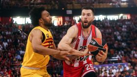 Jabari Parker defendiendo a Alec Peters, jugador de Olympiakos