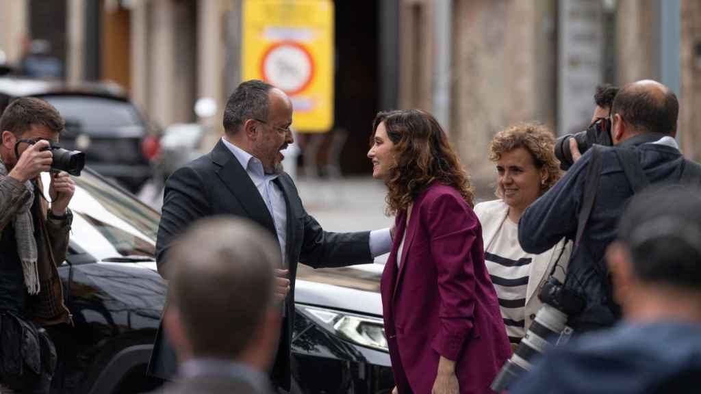 La presidenta de la Comunidad de Madrid, Isabel Díaz Ayuso, visita el barrio de Sarrià en Barcelona