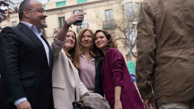 La presidenta de la Comunidad de Madrid, Isabel Díaz Ayuso (1d), y el candidato del PP a las elecciones catalanas, Alejandro Fernández (1i)