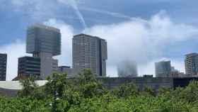 Banco de niebla en primera línea de playa, en Barcelona