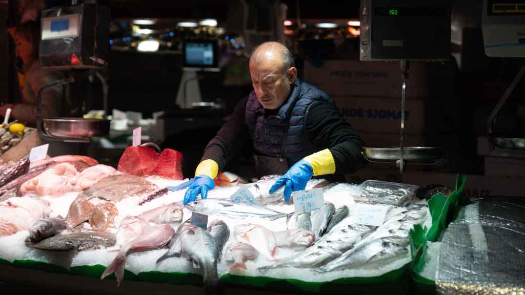 Empleado de una pescadería en el Mercat de la Boqueria