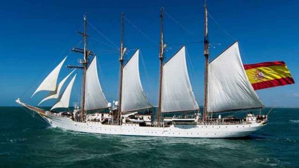 Imágen del navio Juan Sebastian Elcano, con bandera española