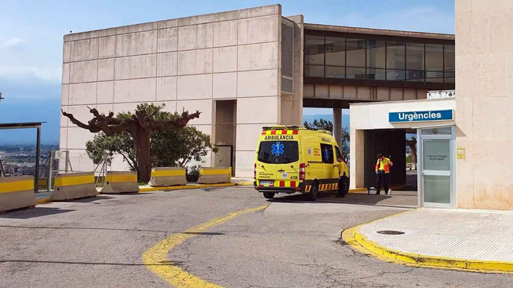 Un vehículo de una ambulancias externalizada, ante un hospital catalán