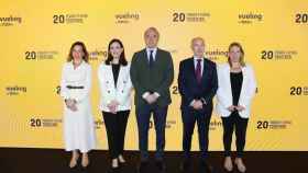 De izquierda a derecha, Natalia Chueca, alcaldesa de Zaragoza; Carolina Martinoli, presidenta y CEO de Vueling; Jorge Azcón, presidente del Gobierno de Aragón; Fernando Beltrán, delegado del Gobierno en Aragón; y Sandra Hors, directora de Comunicación, Sostenibilidad y Asuntos Públicos de  Vueling