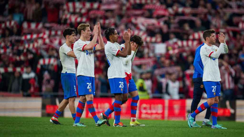 Los jugadores del Barça aplauden a los aficionados que viajaron a San Mamés