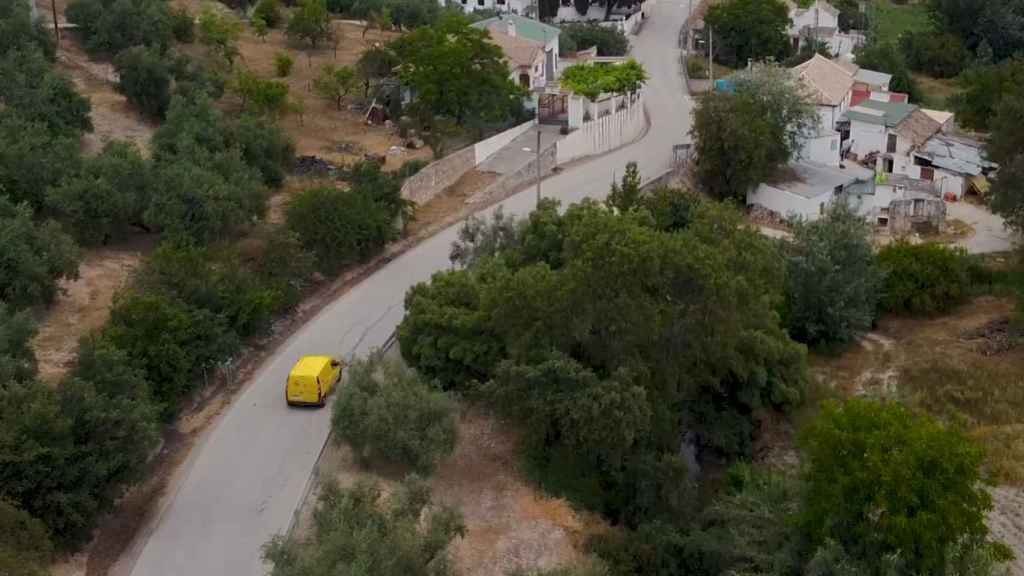 Un vehículo de Correos se desplaza hasta un municipio rural