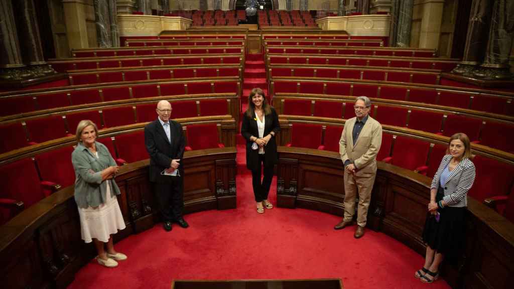 (I-D) Los expresidentes del Parlament Núria de Gispert, Joan Rigol, Ernest Benach y Carme Forcadell con la presidenta, Laura Borràs, en el hemiciclo antes de reunirse en el Parlament