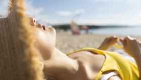 Una mujer toma el sol en la playa