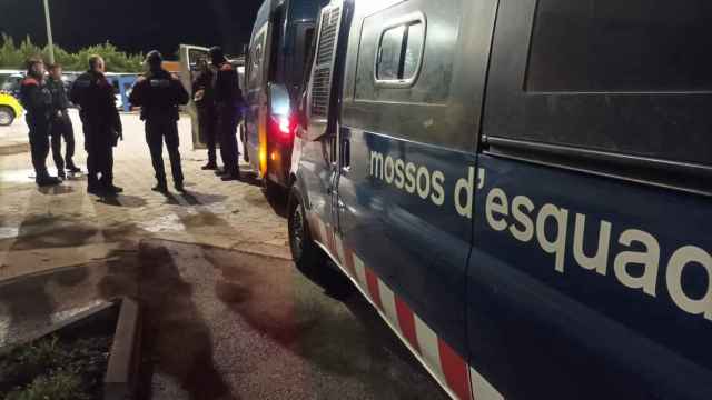 Agentes de los Mossos d'Esquadra en el operativo contra la banda que robaba viviendas en l'Alt Empordà