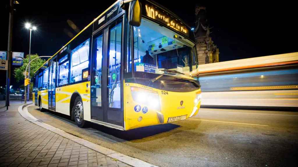 Imagen de un bus del NitBus, el servicio nocturno en Barcelona y norte