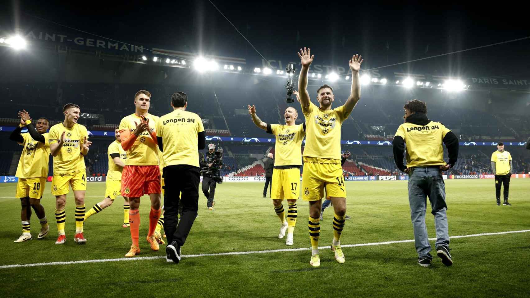 Los jugadores del Borussia Dortmund celebran su pase a la final de la Champions